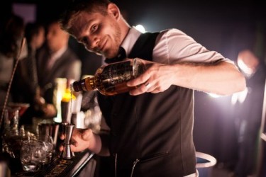 barman cocktails